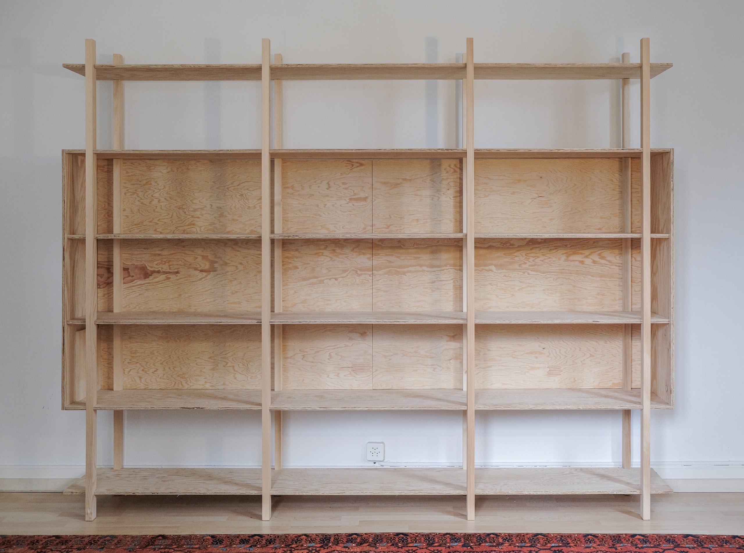 Schrank mit Holzverbindungen